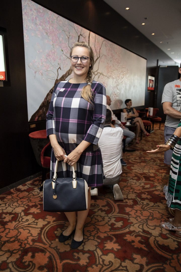 Herečka zo seriálu Som mama sa obliekla do príjemného neformálneho outfitu. Kockované šaty jej padli výborne a oceňujeme aj sviežu vizáž. Dievčenský imidž totiž krásne dotvoril nedbalý vrkoč a široký úsmev